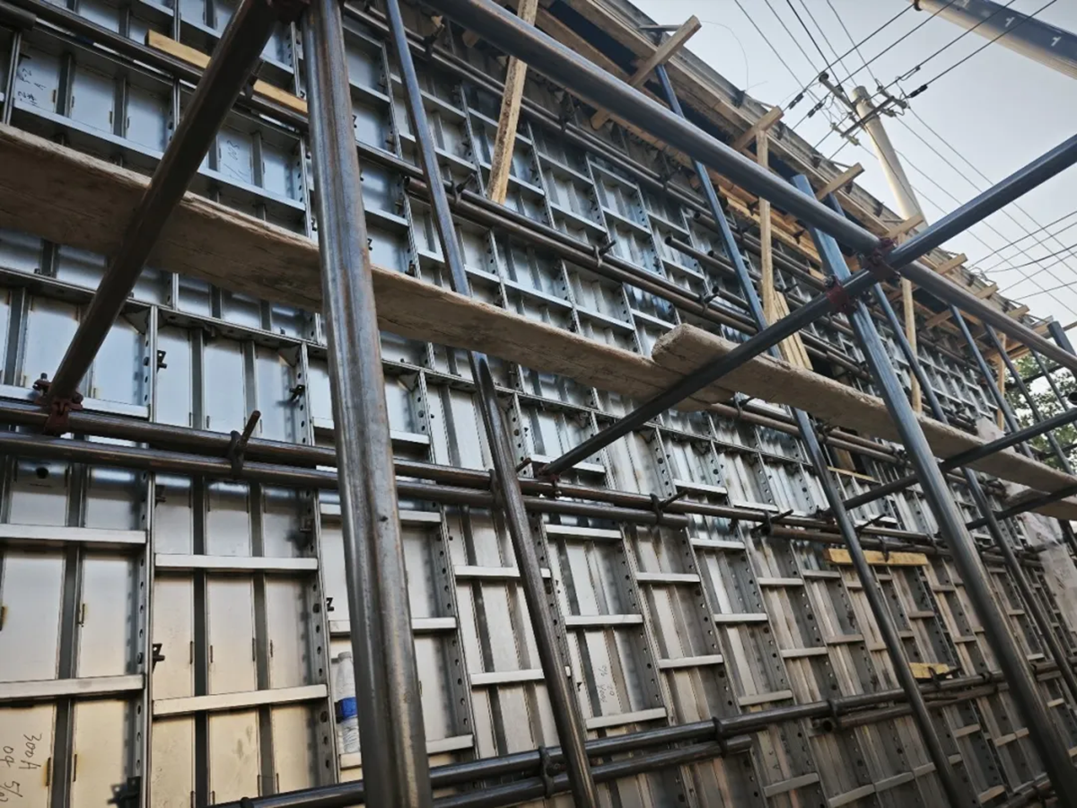金博利达剪力墙模板|稀土合金黑科技,重新定义高效清水施工